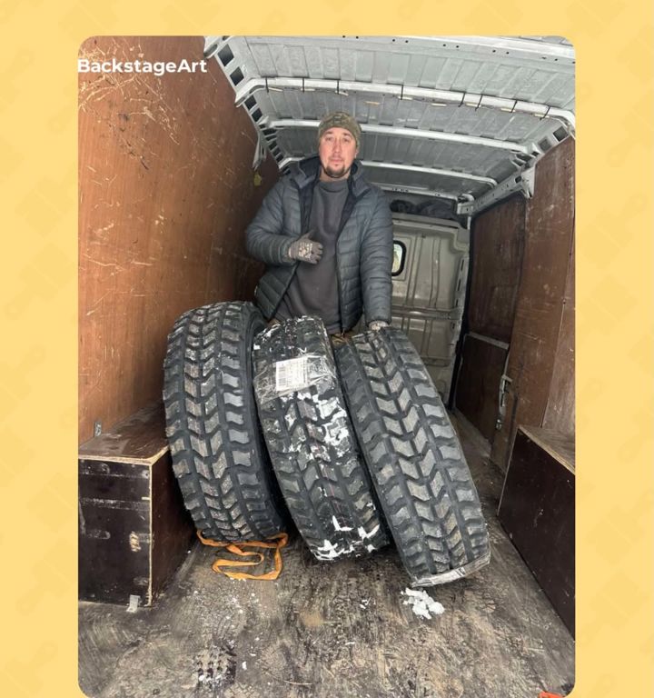 Військовий із закупленими для підрозділу колесами