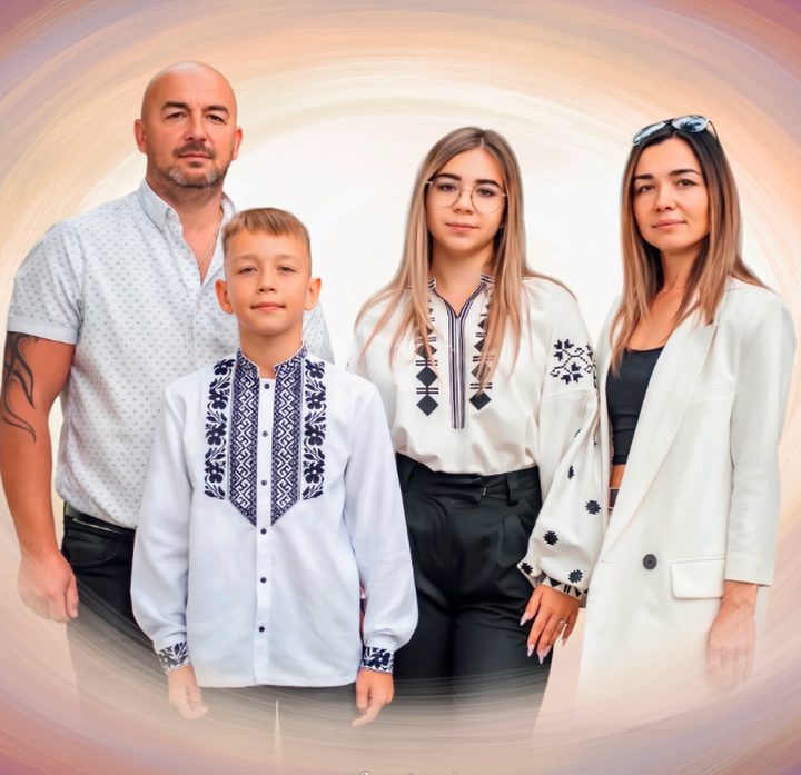 Сімейний портрет у вишиванках: тато, мама, син і донька