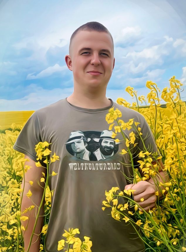 Портрет чоловіка на тлі жовтого поля ріпаку